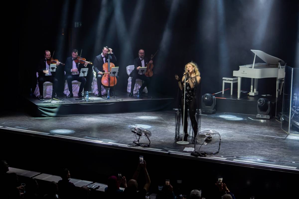 Lenny jak ji neznáte. Za doprovodu smyčcového orchestru představila v Brně své písně v unikátních aranžích