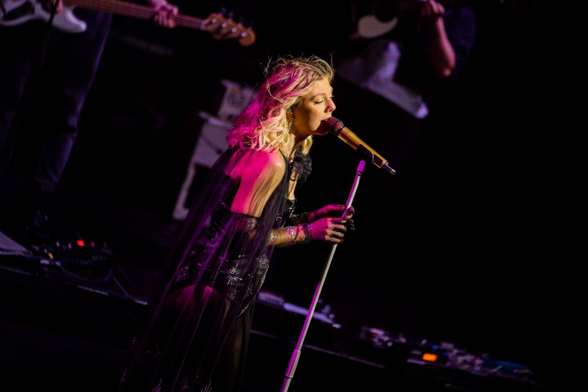 Lenny jak ji neznáte. Za doprovodu smyčcového orchestru představila v Brně své písně v unikátních aranžích