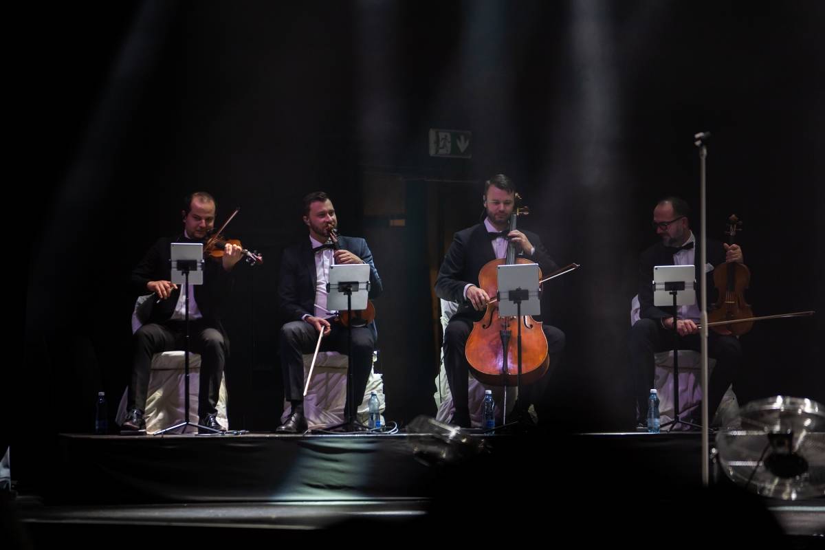 Lenny jak ji neznáte. Za doprovodu smyčcového orchestru představila v Brně své písně v unikátních aranžích
