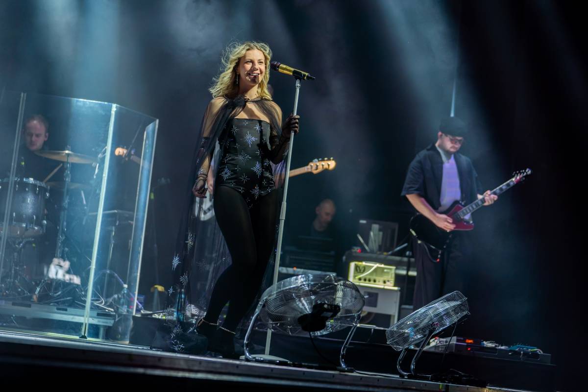 Lenny jak ji neznáte. Za doprovodu smyčcového orchestru představila v Brně své písně v unikátních aranžích