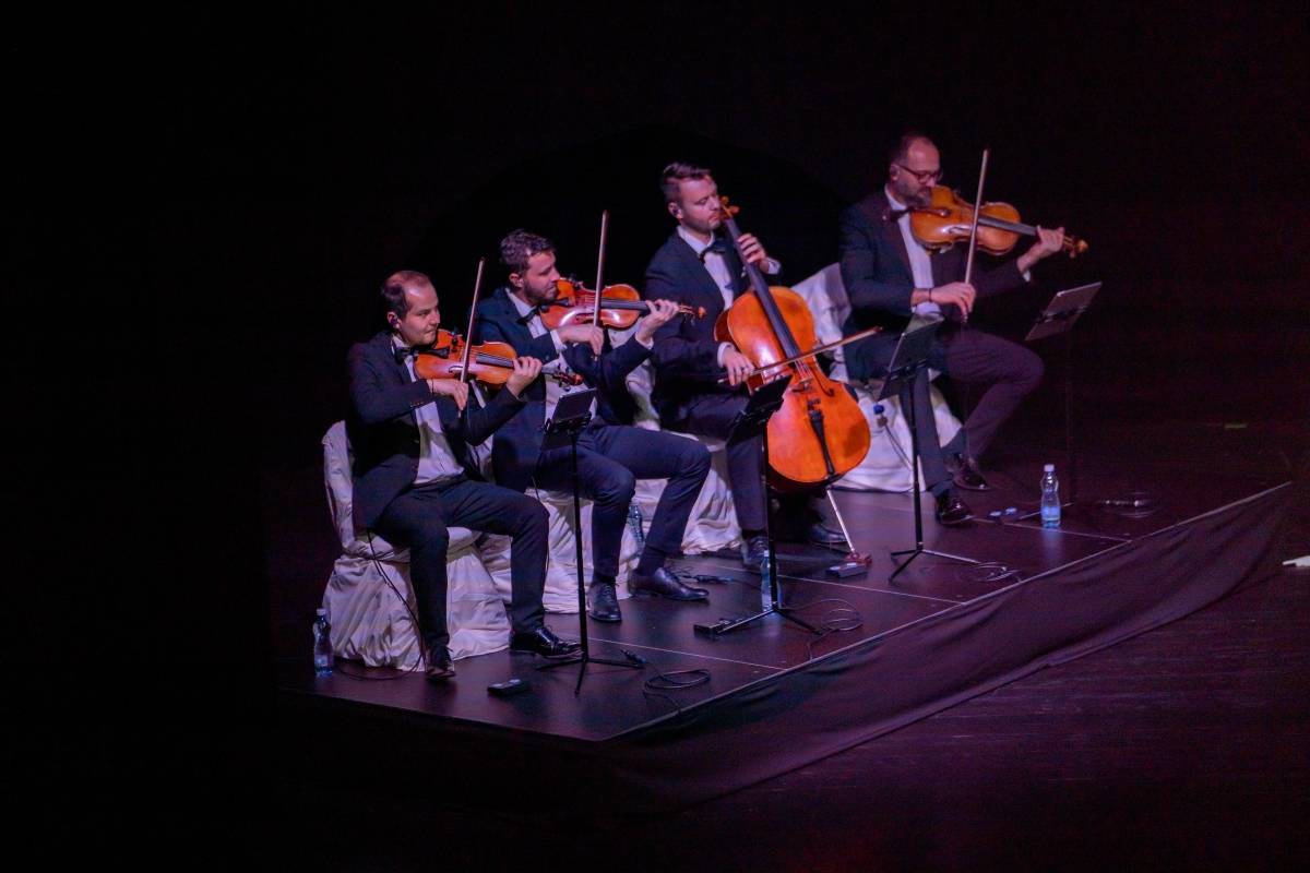 Lenny jak ji neznáte. Za doprovodu smyčcového orchestru představila v Brně své písně v unikátních aranžích