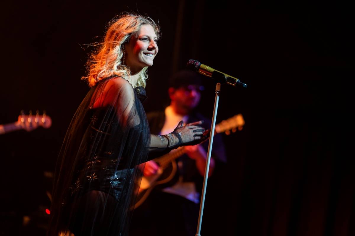 Lenny jak ji neznáte. Za doprovodu smyčcového orchestru představila v Brně své písně v unikátních aranžích