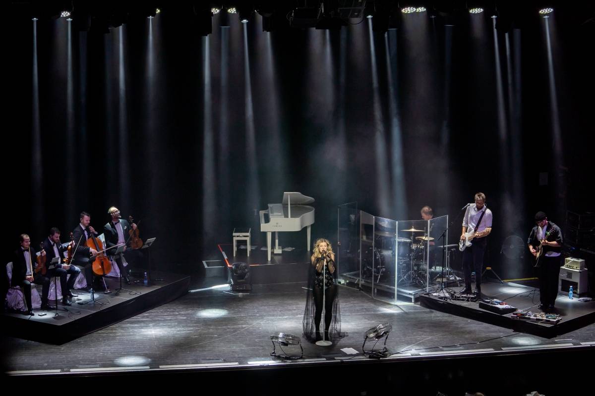 Lenny jak ji neznáte. Za doprovodu smyčcového orchestru představila v Brně své písně v unikátních aranžích