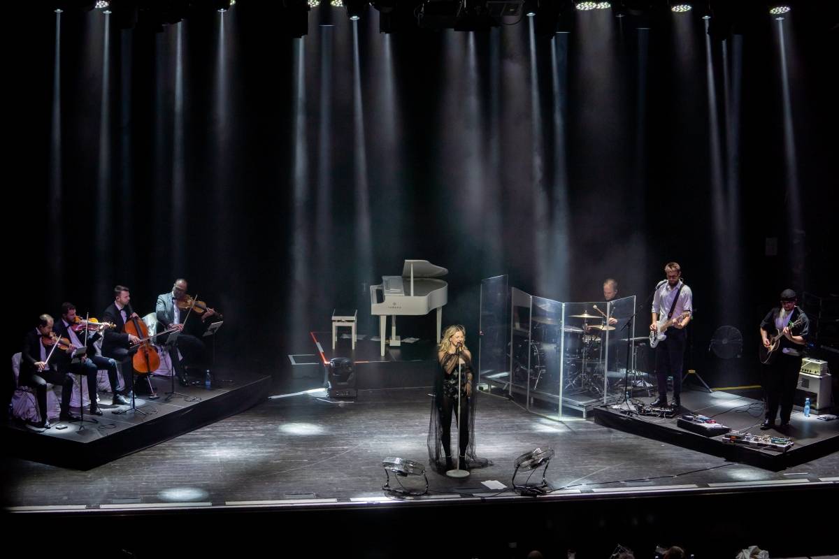 Lenny jak ji neznáte. Za doprovodu smyčcového orchestru představila v Brně své písně v unikátních aranžích