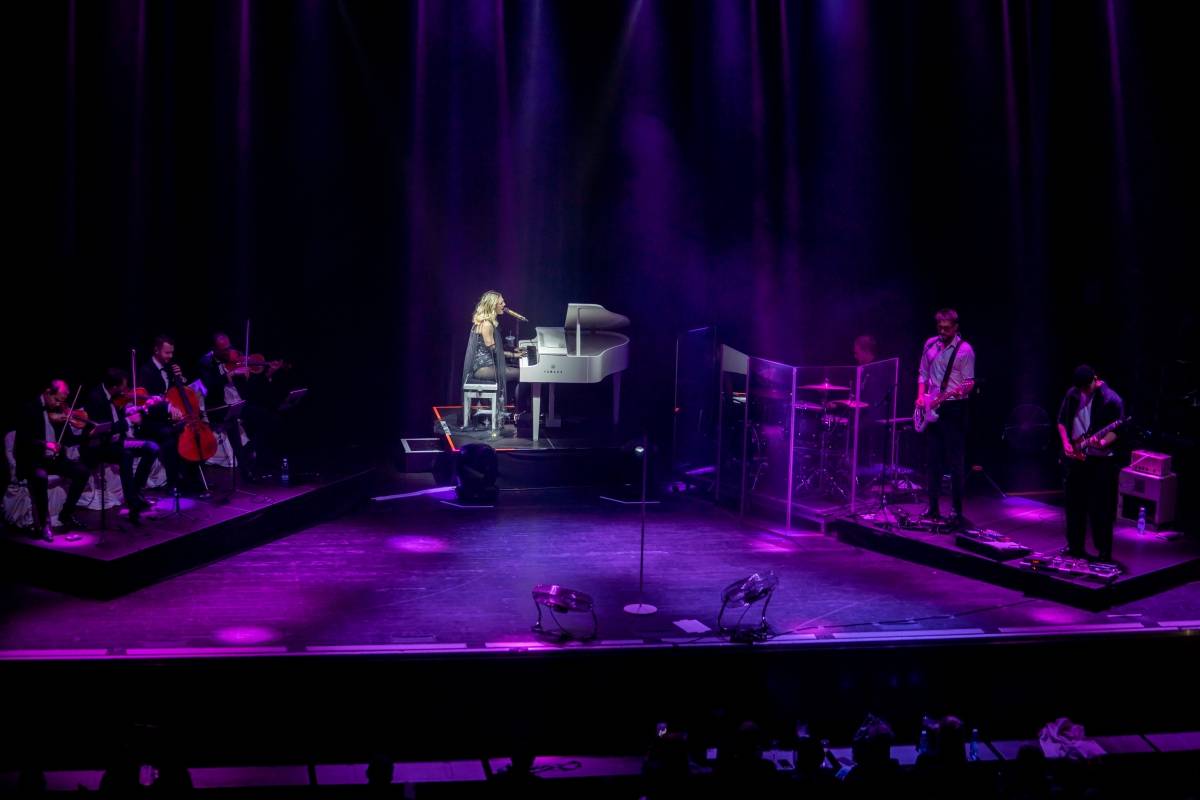 Lenny jak ji neznáte. Za doprovodu smyčcového orchestru představila v Brně své písně v unikátních aranžích