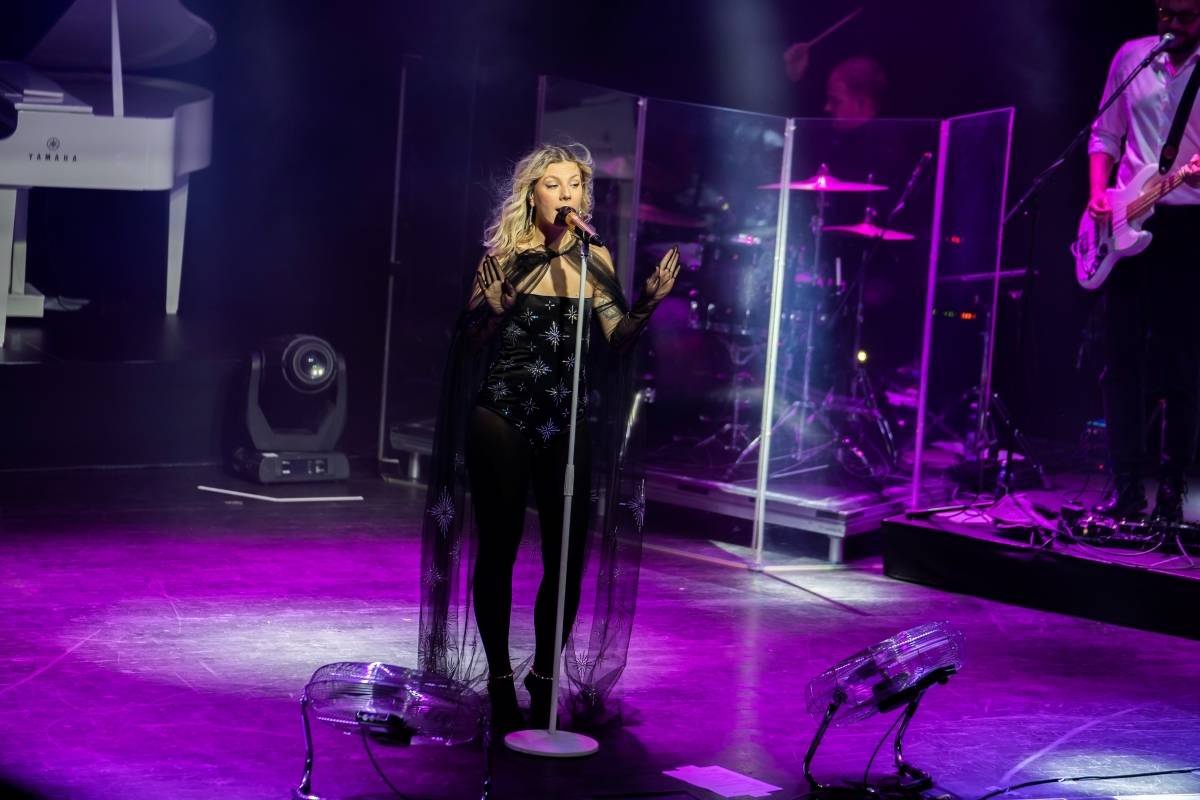 Lenny jak ji neznáte. Za doprovodu smyčcového orchestru představila v Brně své písně v unikátních aranžích