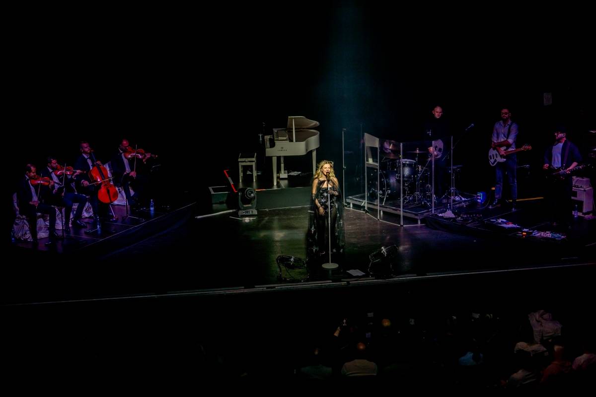 Lenny jak ji neznáte. Za doprovodu smyčcového orchestru představila v Brně své písně v unikátních aranžích