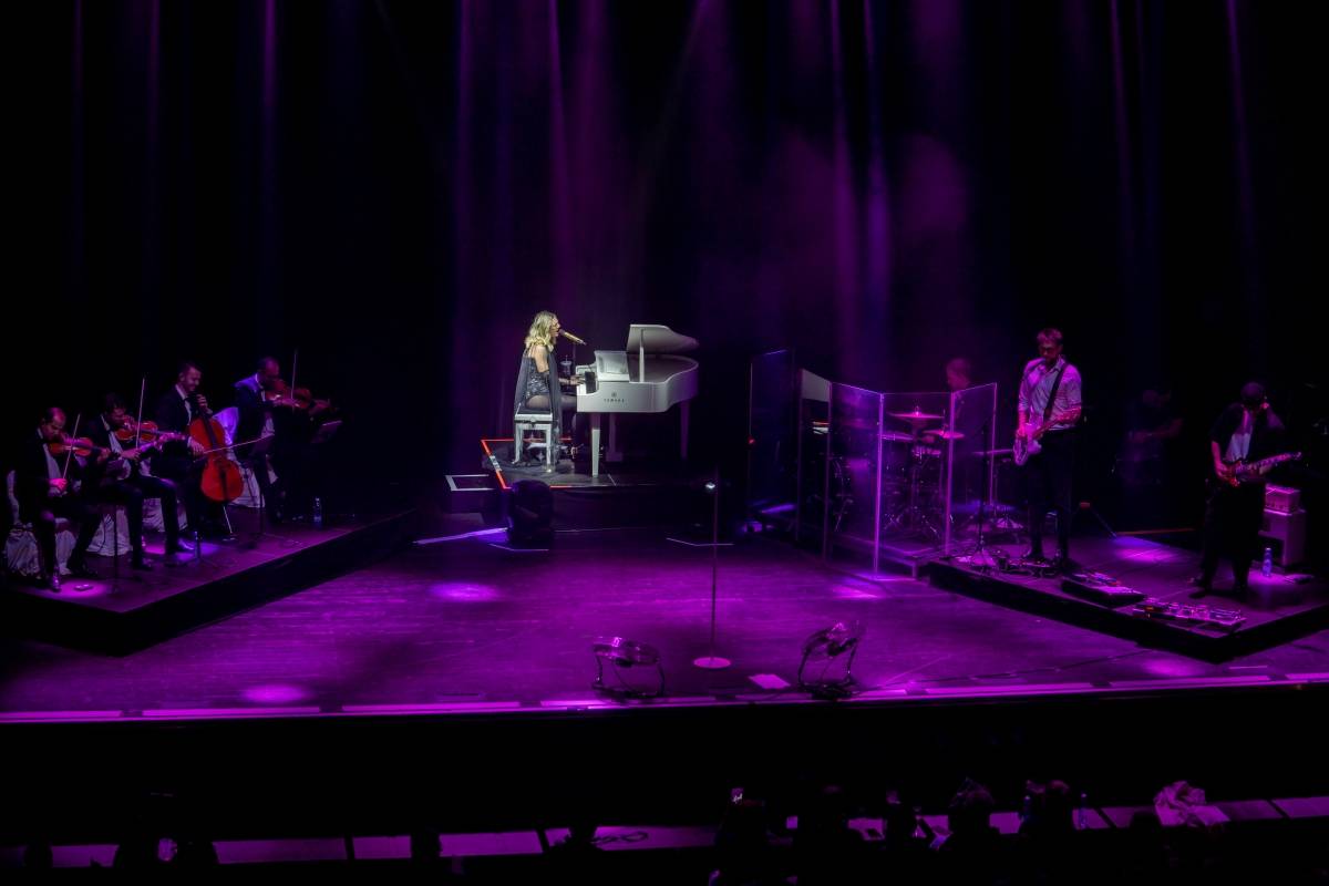 Lenny jak ji neznáte. Za doprovodu smyčcového orchestru představila v Brně své písně v unikátních aranžích