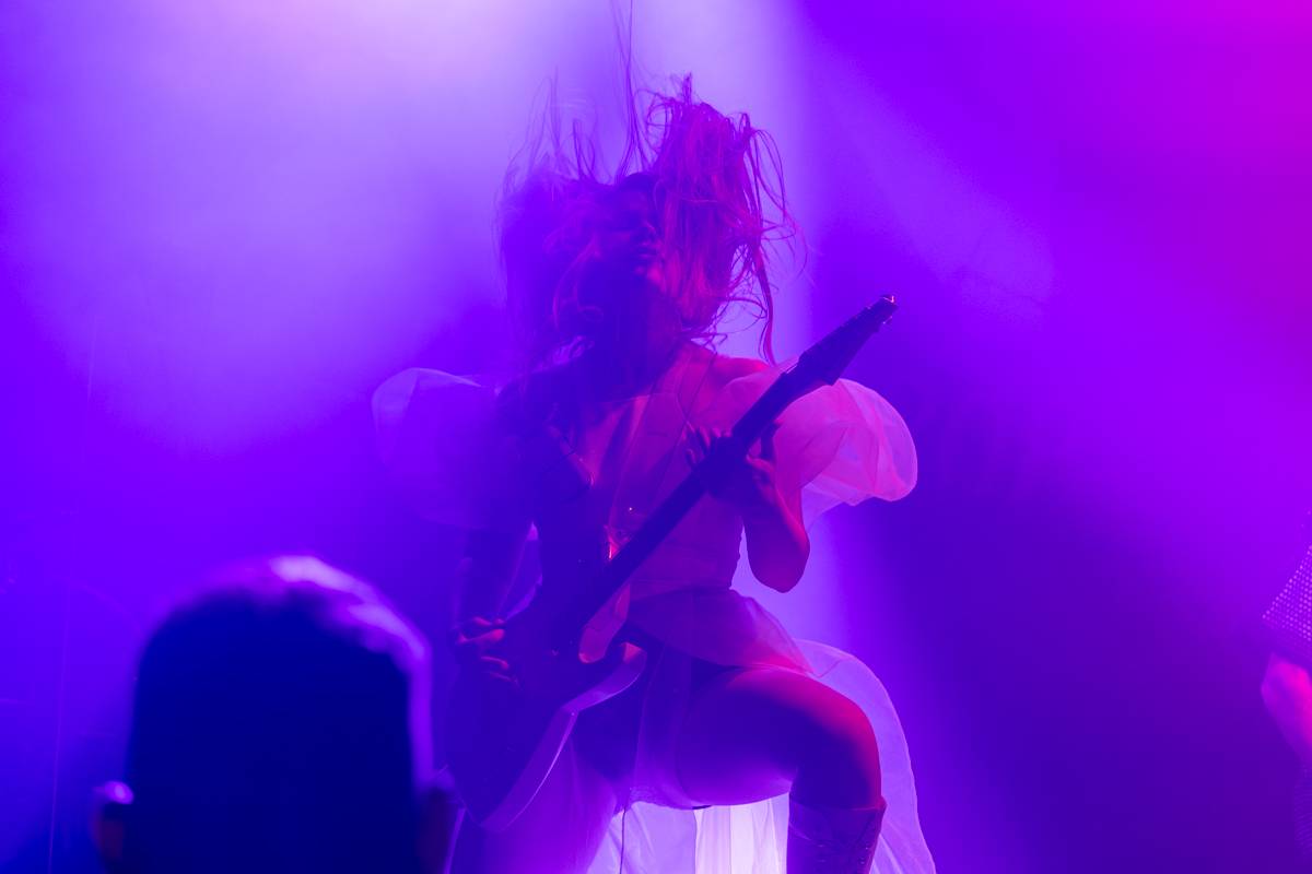 Japonská Hanabie si přinesla na pódium v Paláci Akropolis plyšového krtečka 