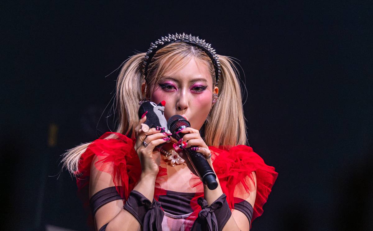 Japonská Hanabie si přinesla na pódium v Paláci Akropolis plyšového krtečka 