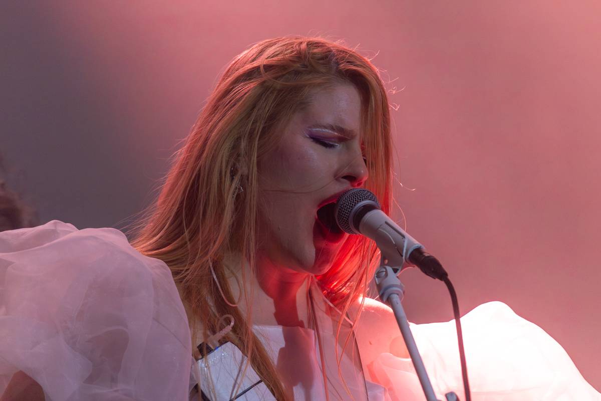 Japonská Hanabie si přinesla na pódium v Paláci Akropolis plyšového krtečka 