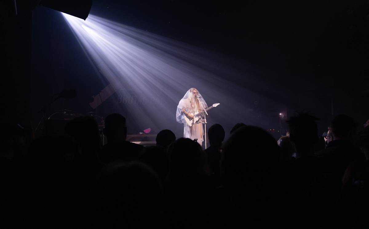Japonská Hanabie si přinesla na pódium v Paláci Akropolis plyšového krtečka 