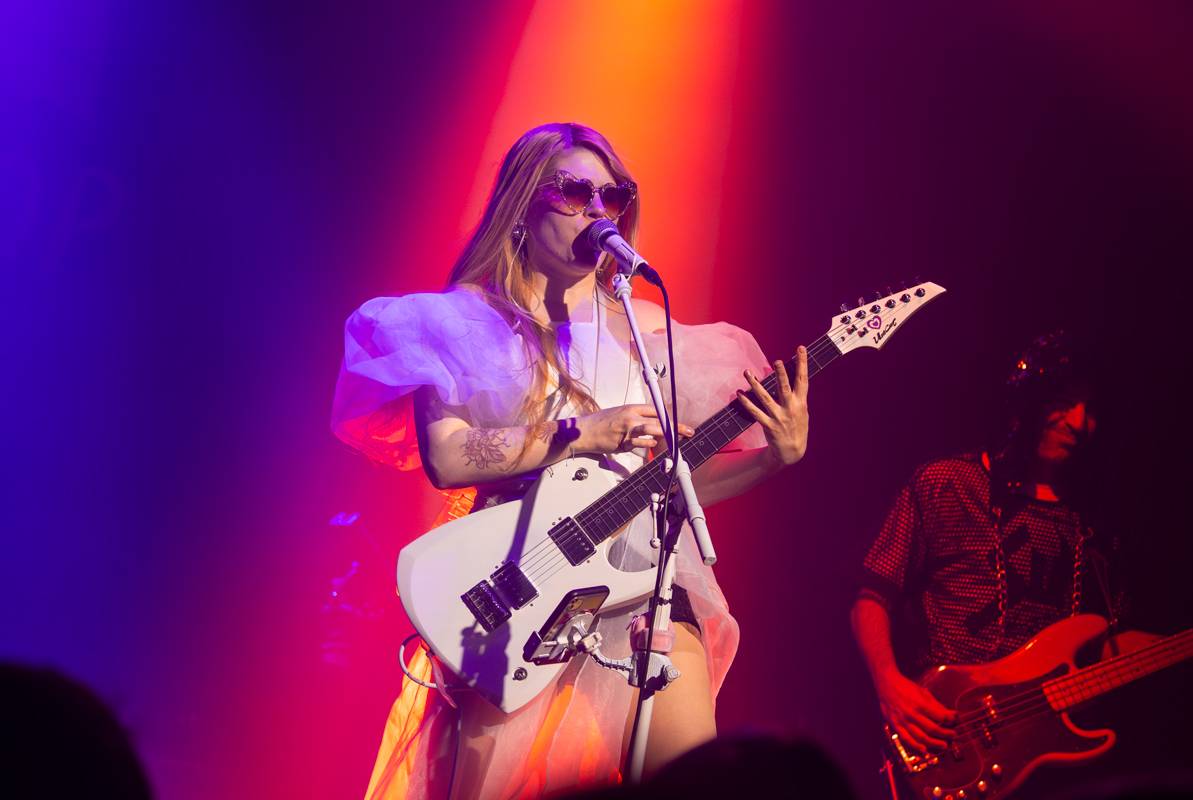 Japonská Hanabie si přinesla na pódium v Paláci Akropolis plyšového krtečka 