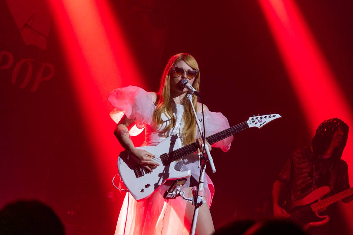 Japonská Hanabie si přinesla na pódium v Paláci Akropolis plyšového krtečka 