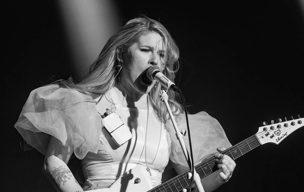 Japonská Hanabie si přinesla na pódium v Paláci Akropolis plyšového krtečka 