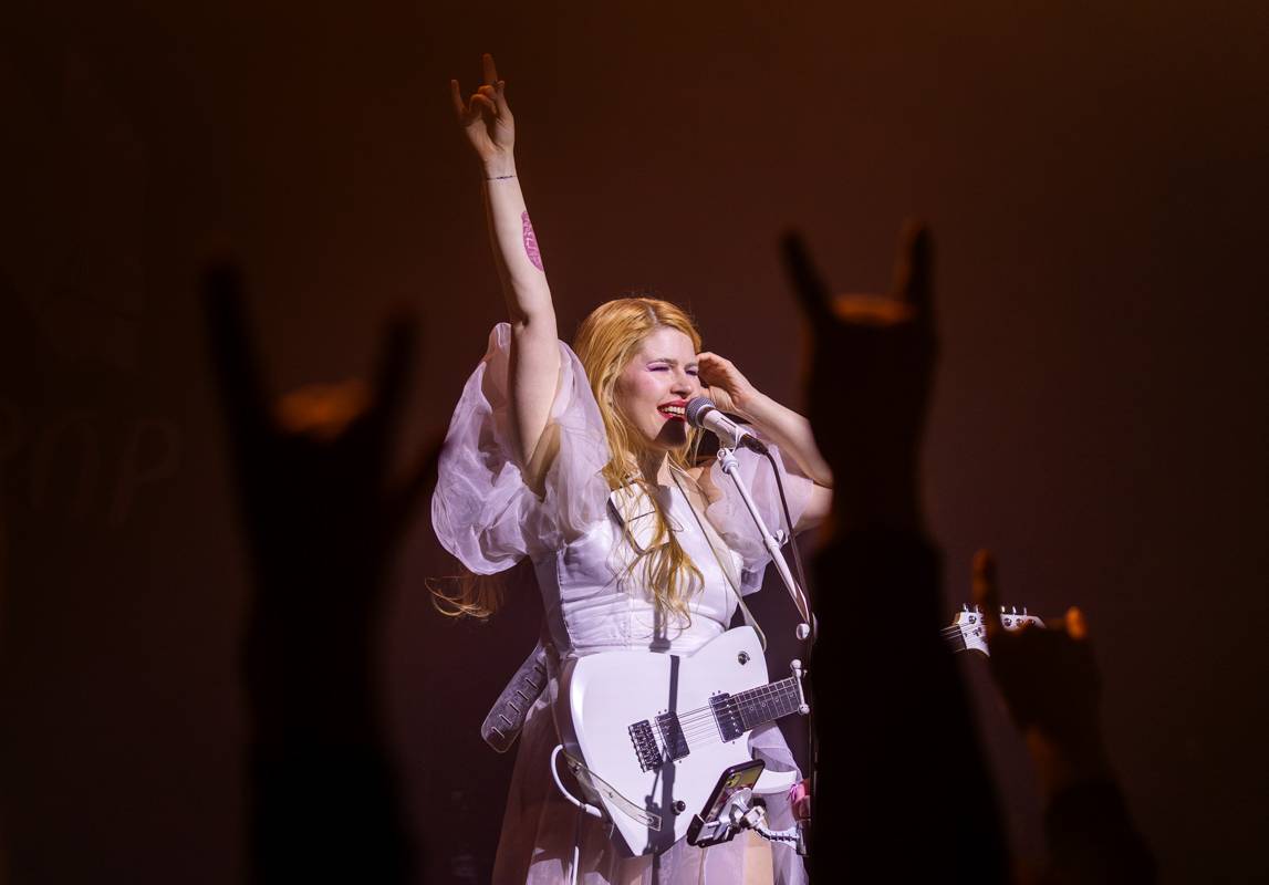 Japonská Hanabie si přinesla na pódium v Paláci Akropolis plyšového krtečka 