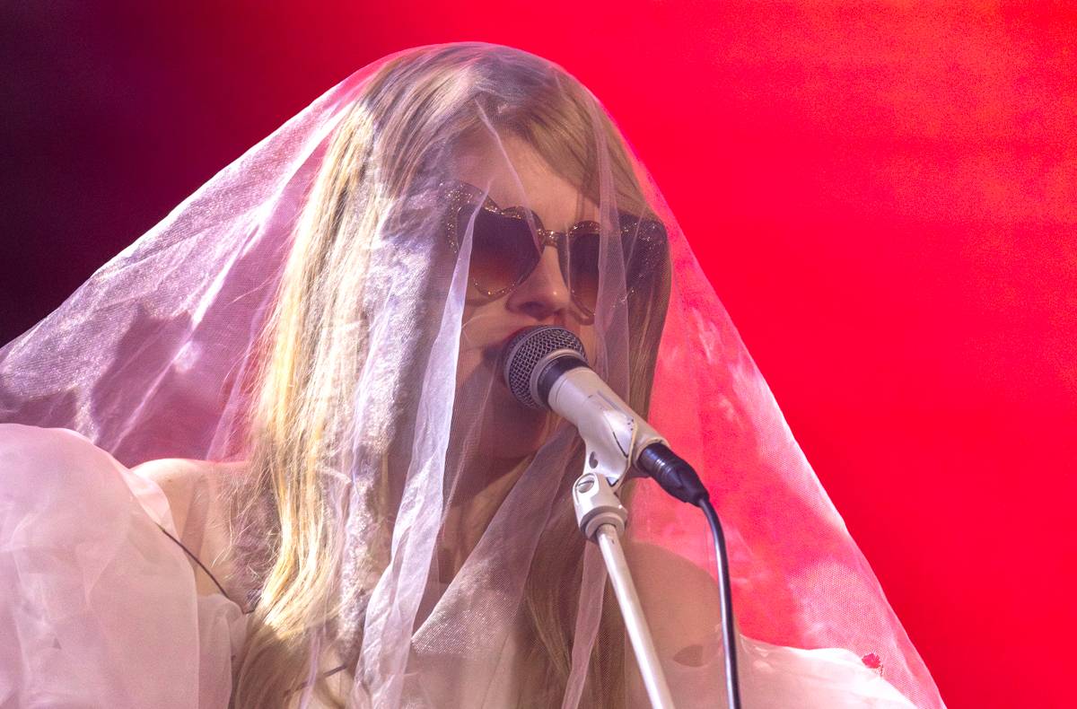 Japonská Hanabie si přinesla na pódium v Paláci Akropolis plyšového krtečka 