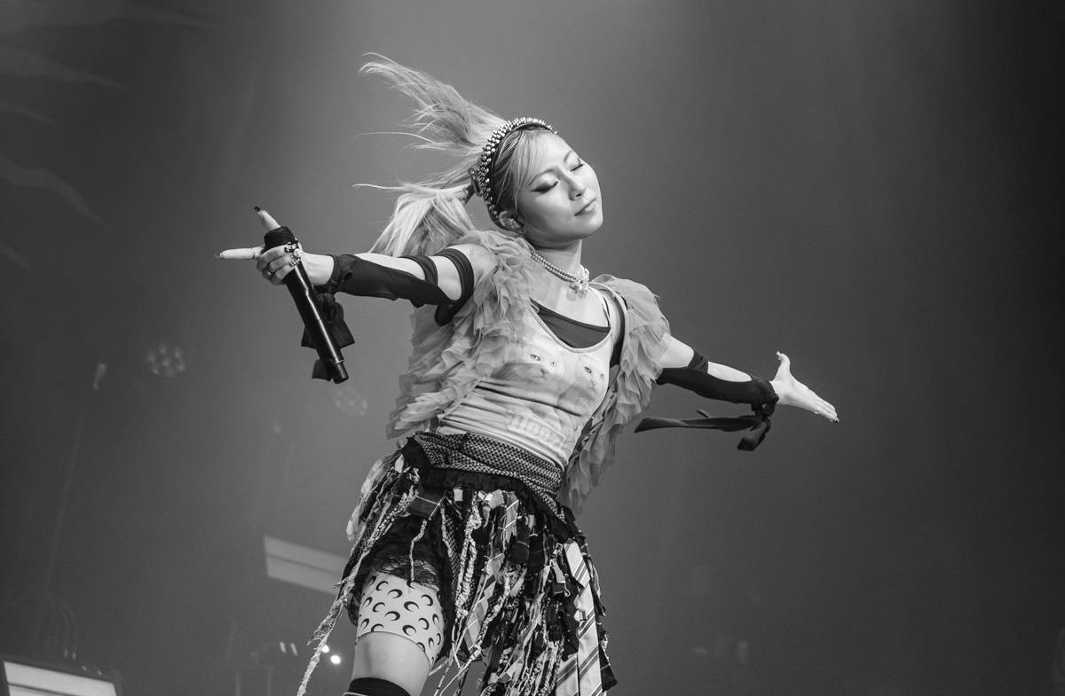 Japonská Hanabie si přinesla na pódium v Paláci Akropolis plyšového krtečka 