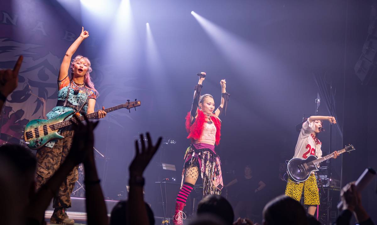 Japonská Hanabie si přinesla na pódium v Paláci Akropolis plyšového krtečka 