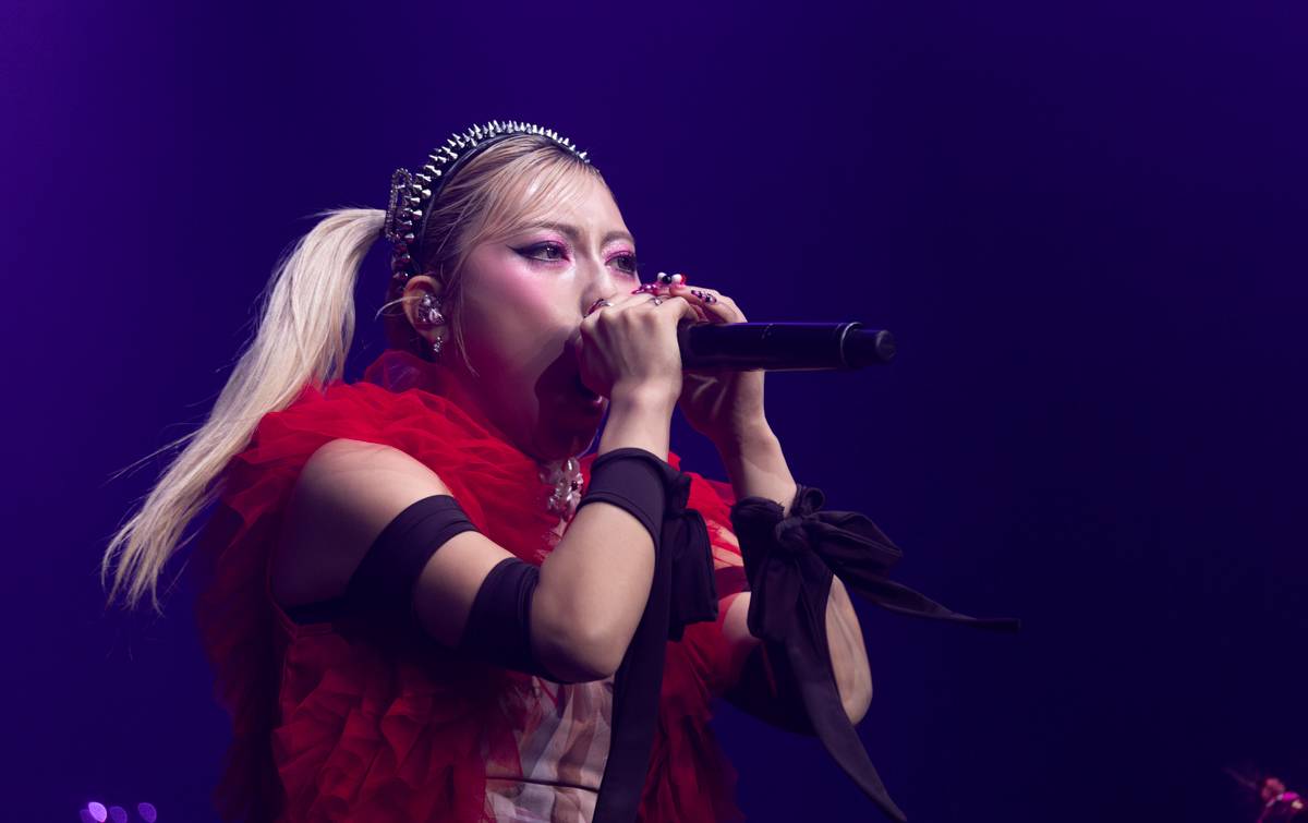 Japonská Hanabie si přinesla na pódium v Paláci Akropolis plyšového krtečka 