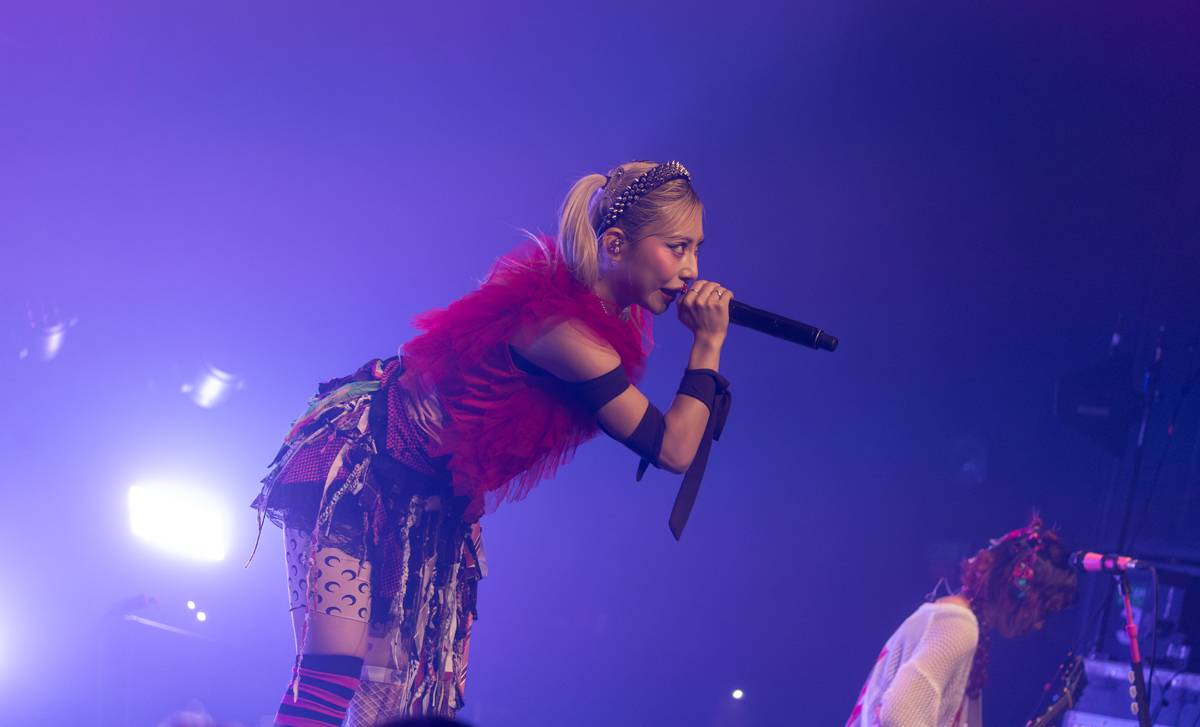 Japonská Hanabie si přinesla na pódium v Paláci Akropolis plyšového krtečka 