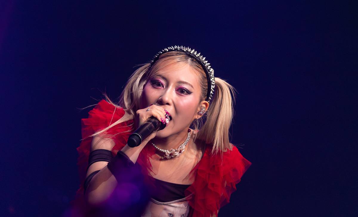 Japonská Hanabie si přinesla na pódium v Paláci Akropolis plyšového krtečka 