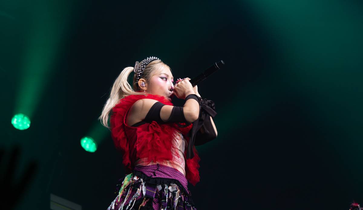 Japonská Hanabie si přinesla na pódium v Paláci Akropolis plyšového krtečka 