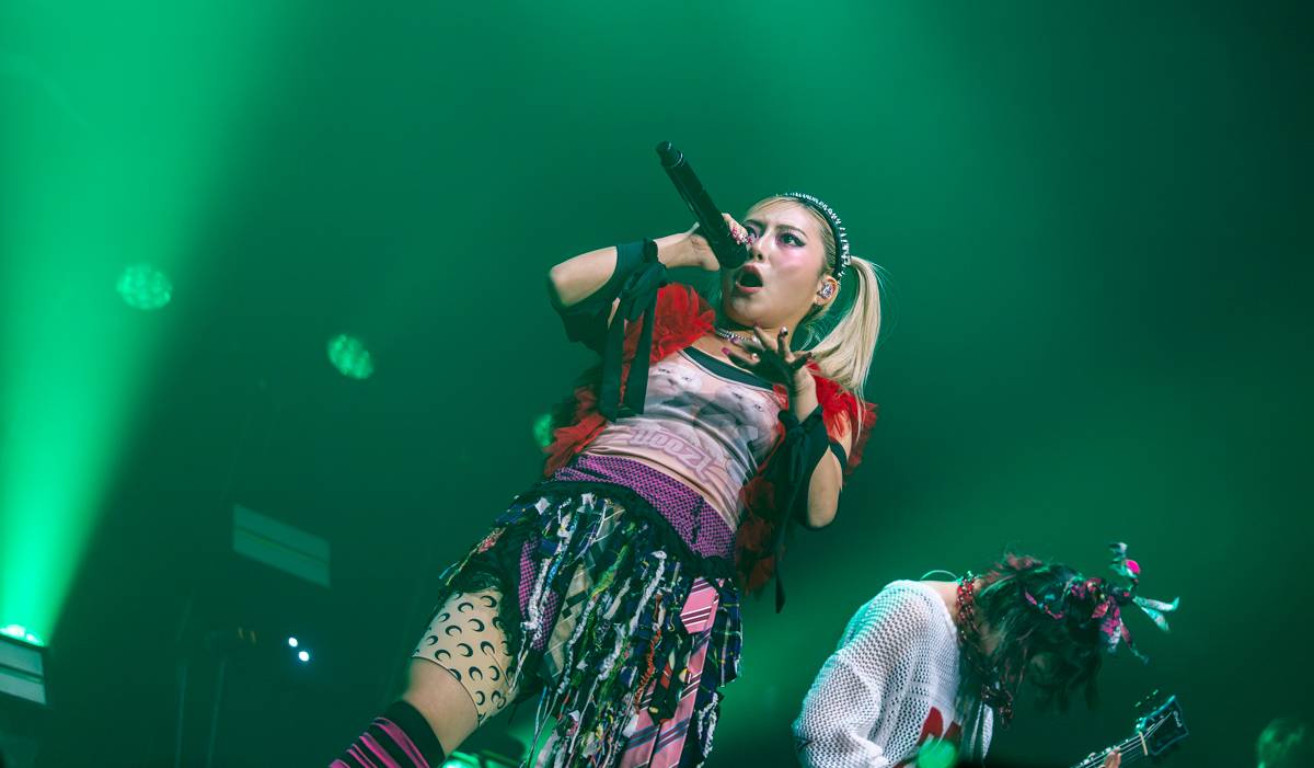 Japonská Hanabie si přinesla na pódium v Paláci Akropolis plyšového krtečka 