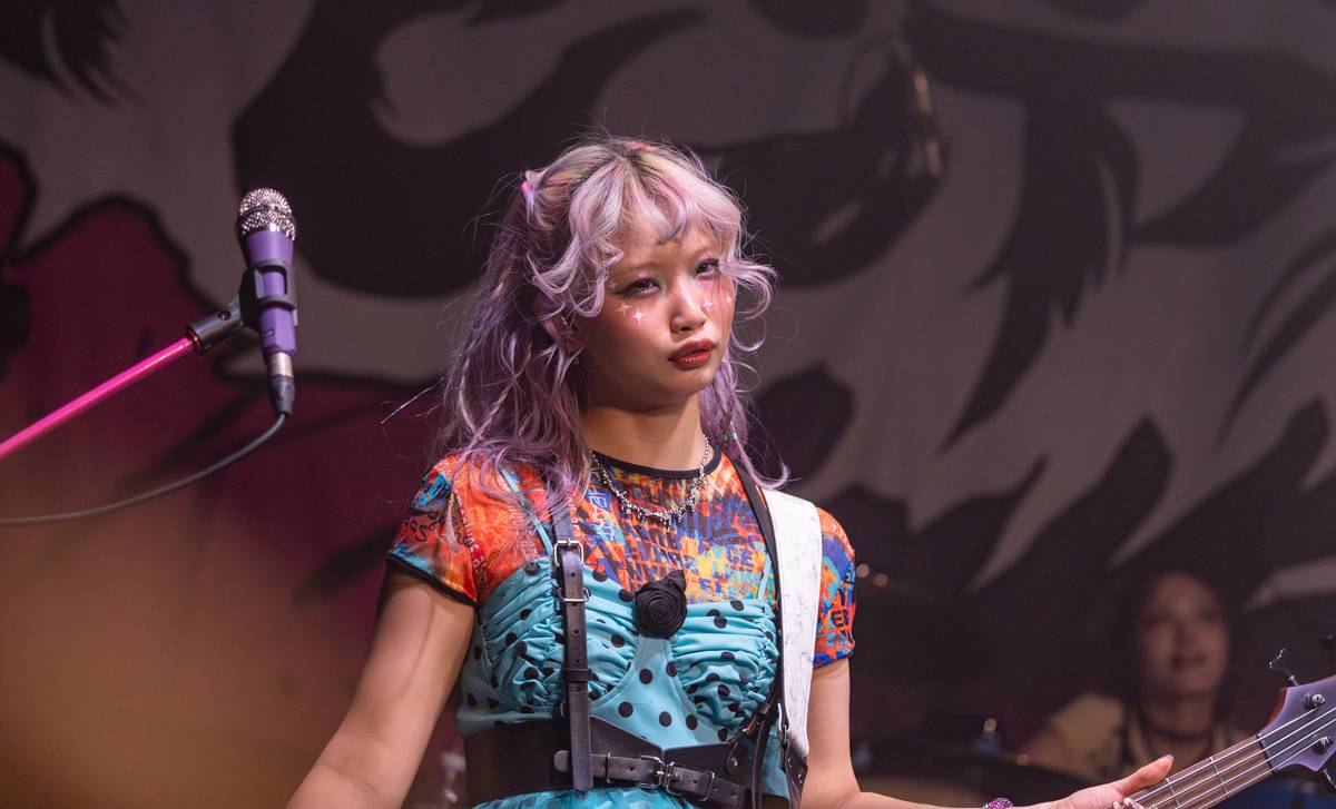 Japonská Hanabie si přinesla na pódium v Paláci Akropolis plyšového krtečka 