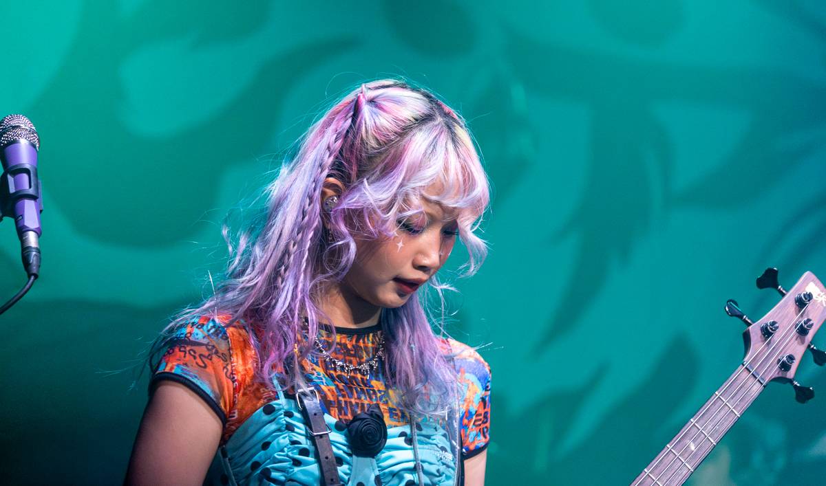 Japonská Hanabie si přinesla na pódium v Paláci Akropolis plyšového krtečka 