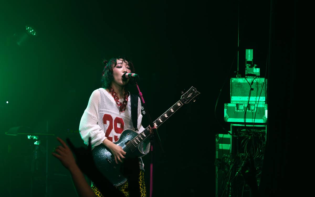 Japonská Hanabie si přinesla na pódium v Paláci Akropolis plyšového krtečka 