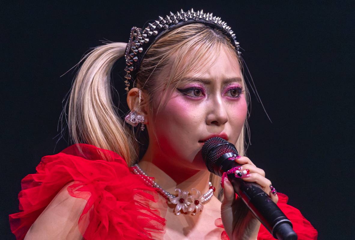 Japonská Hanabie si přinesla na pódium v Paláci Akropolis plyšového krtečka 