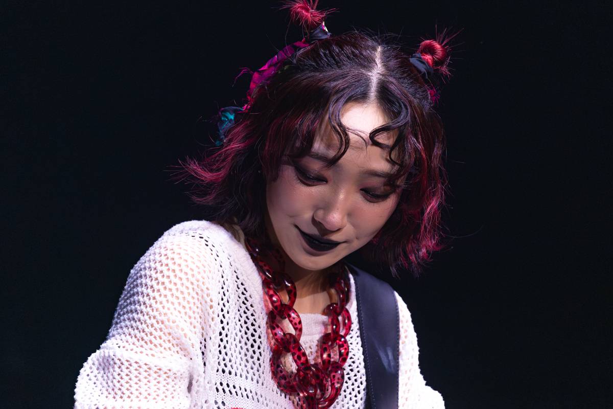 Japonská Hanabie si přinesla na pódium v Paláci Akropolis plyšového krtečka 