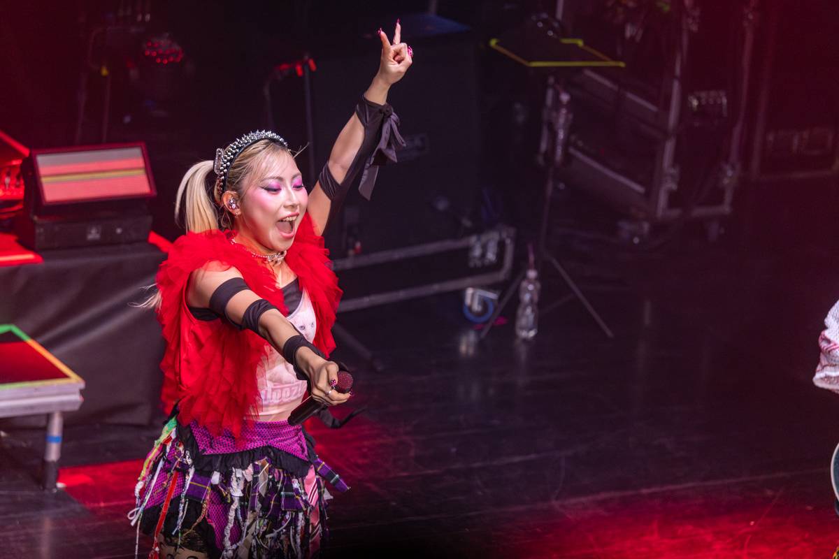 Japonská Hanabie si přinesla na pódium v Paláci Akropolis plyšového krtečka 