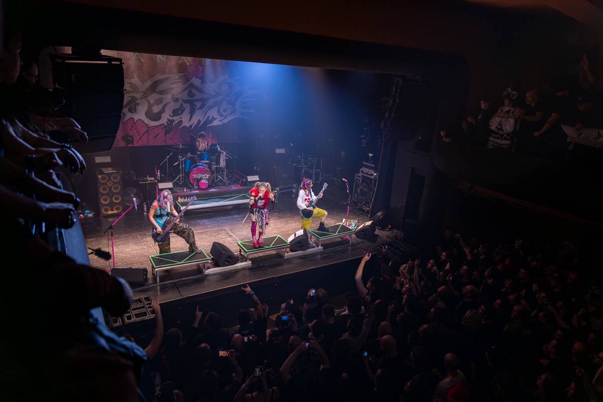 Japonská Hanabie si přinesla na pódium v Paláci Akropolis plyšového krtečka 