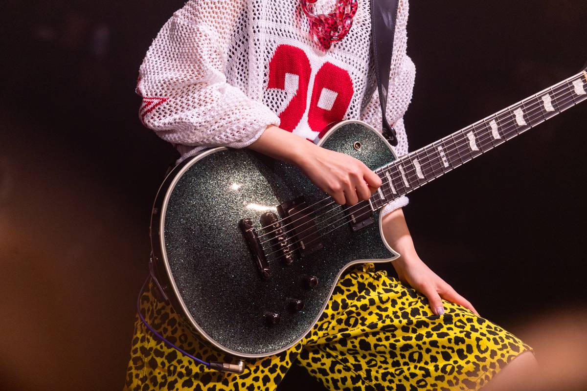 Japonská Hanabie si přinesla na pódium v Paláci Akropolis plyšového krtečka 