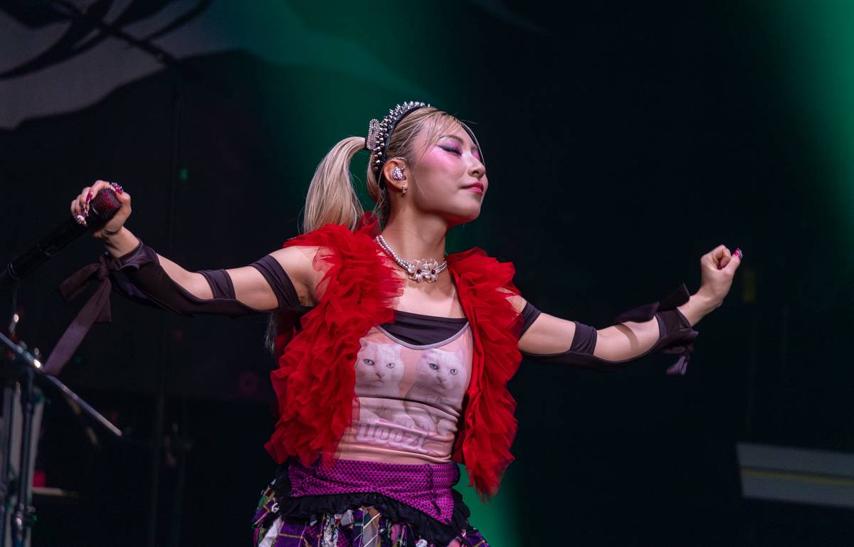 Japonská Hanabie si přinesla na pódium v Paláci Akropolis plyšového krtečka 