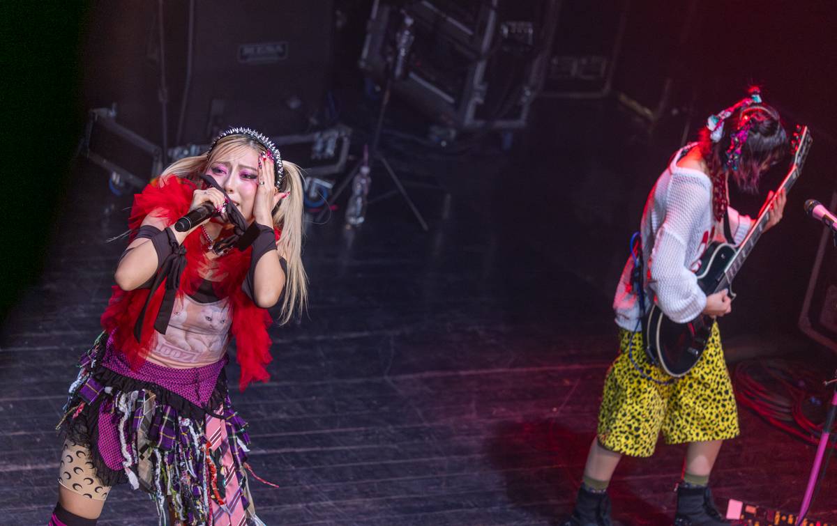 Japonská Hanabie si přinesla na pódium v Paláci Akropolis plyšového krtečka 