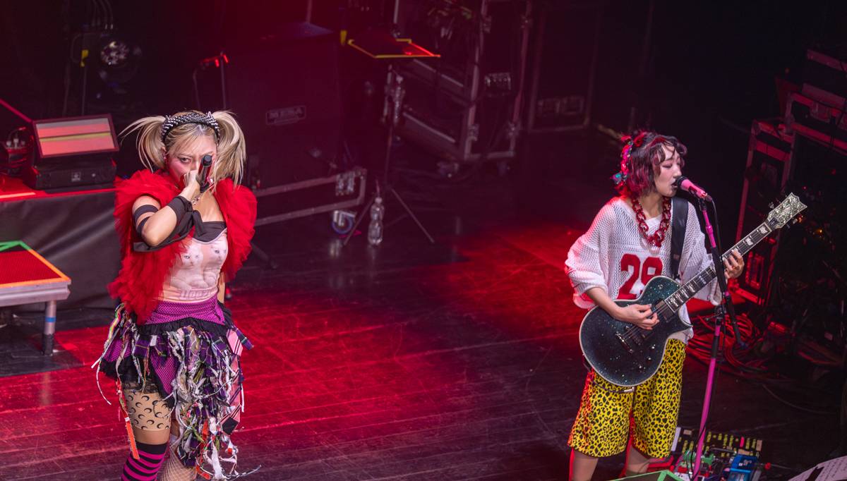 Japonská Hanabie si přinesla na pódium v Paláci Akropolis plyšového krtečka 