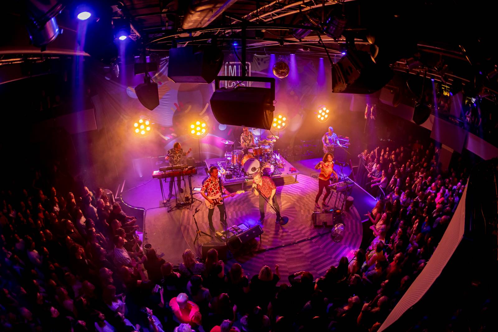 Mig 21 dováděli v Lucerna Music Baru, Jiří Macháček laškoval s fanynkami