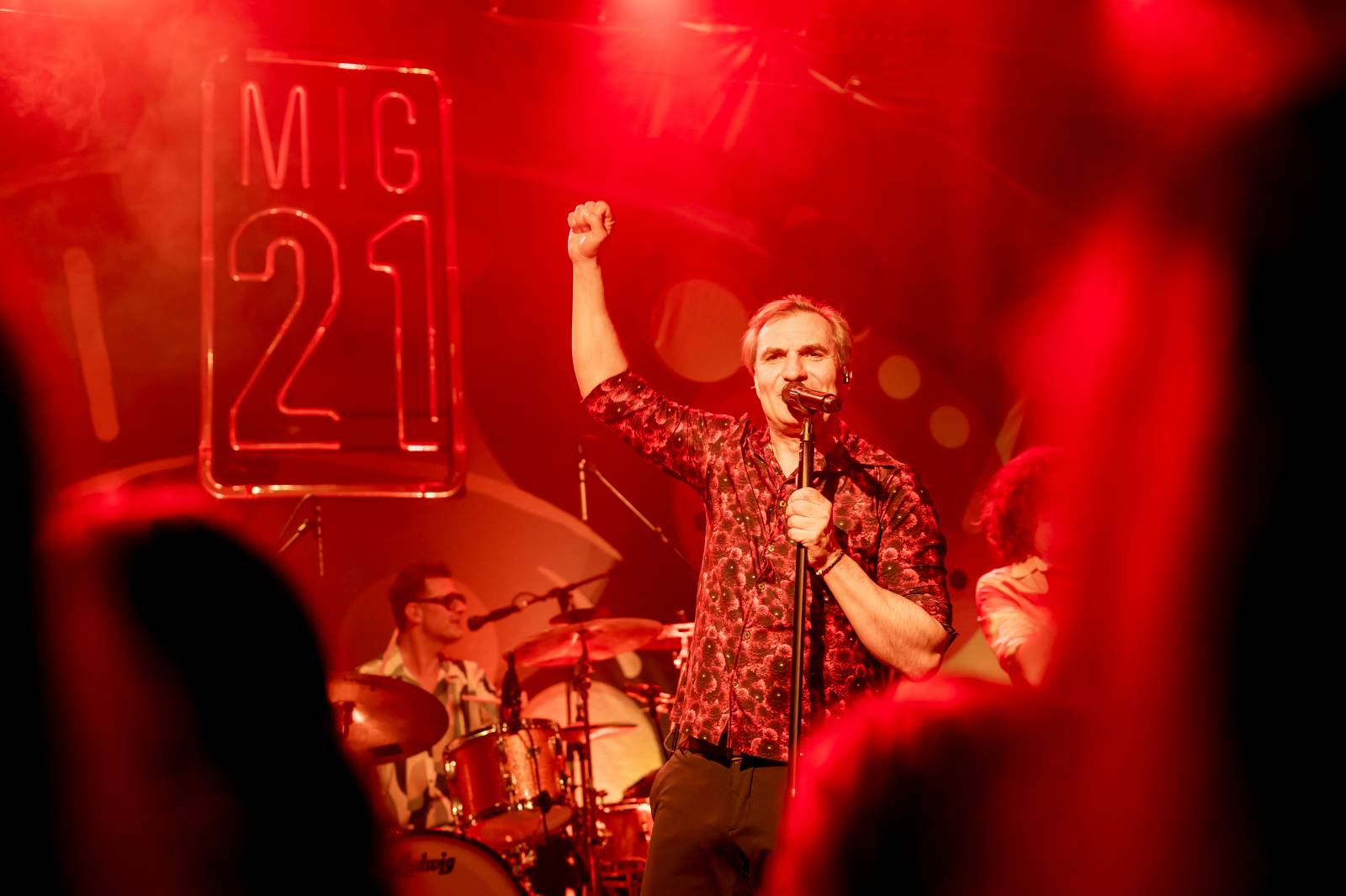 Mig 21 dováděli v Lucerna Music Baru, Jiří Macháček laškoval s fanynkami