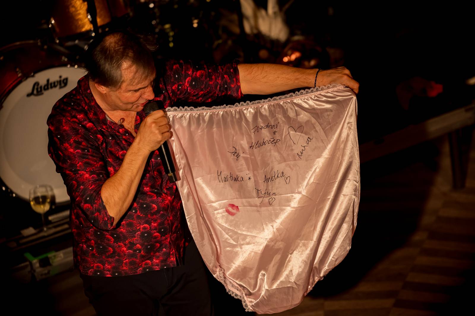 Mig 21 dováděli v Lucerna Music Baru, Jiří Macháček laškoval s fanynkami