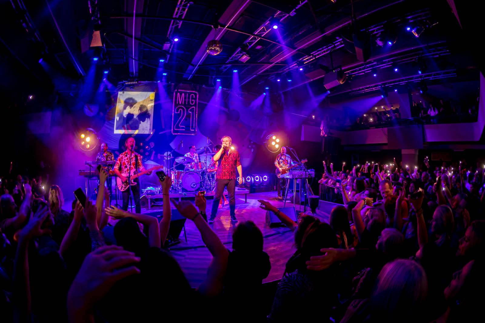 Mig 21 dováděli v Lucerna Music Baru, Jiří Macháček laškoval s fanynkami