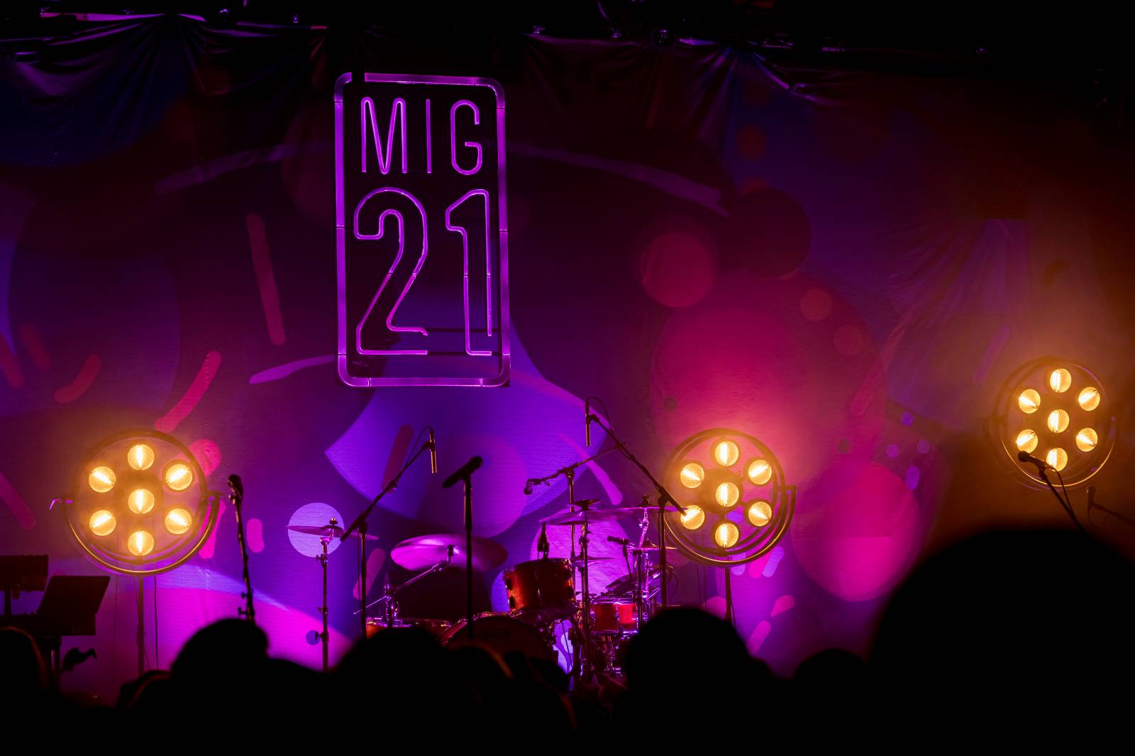 Mig 21 dováděli v Lucerna Music Baru, Jiří Macháček laškoval s fanynkami