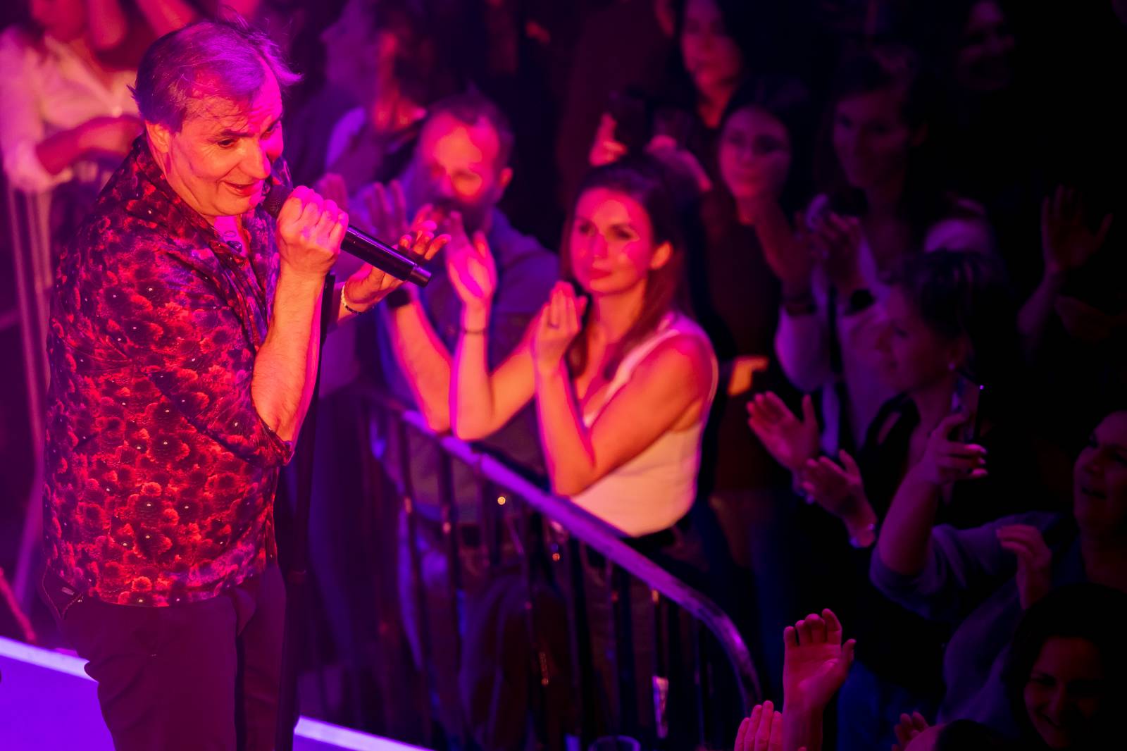 Mig 21 dováděli v Lucerna Music Baru, Jiří Macháček laškoval s fanynkami