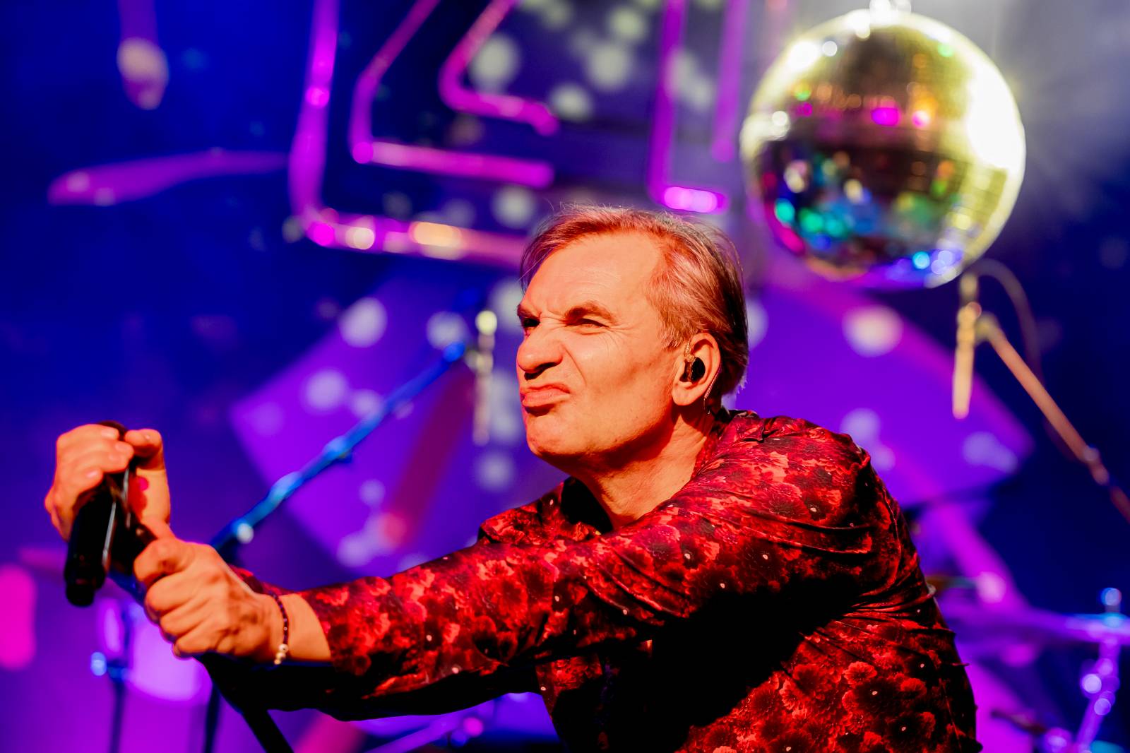 Mig 21 dováděli v Lucerna Music Baru, Jiří Macháček laškoval s fanynkami