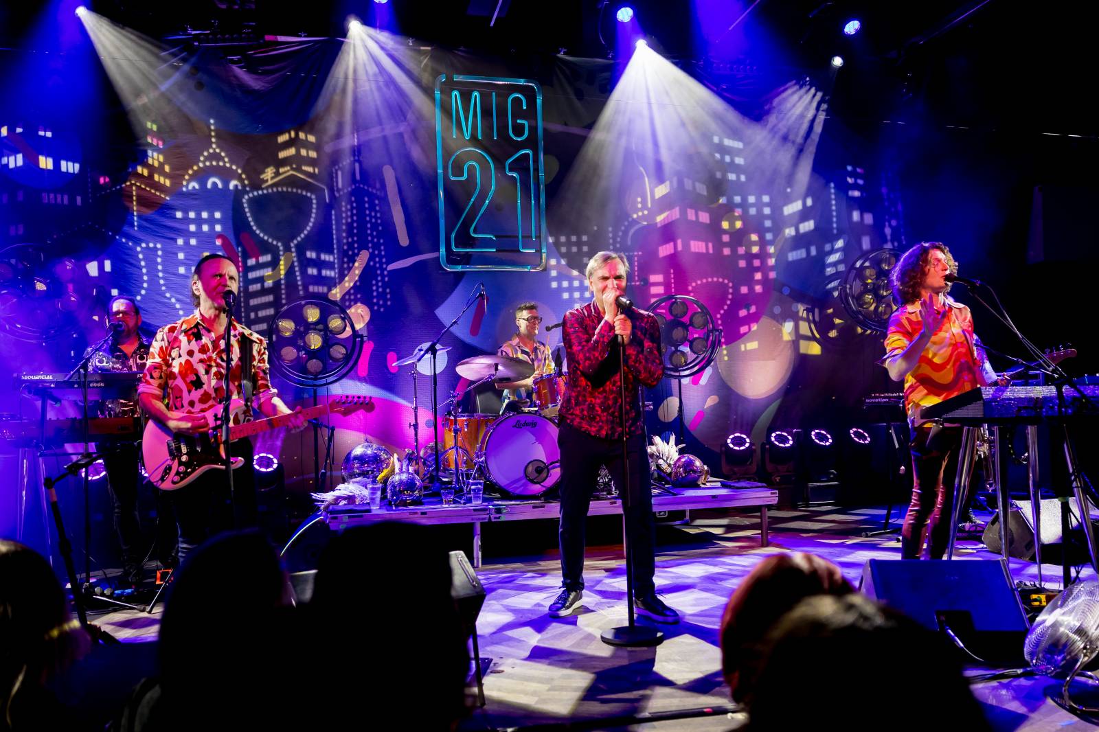 Mig 21 dováděli v Lucerna Music Baru, Jiří Macháček laškoval s fanynkami