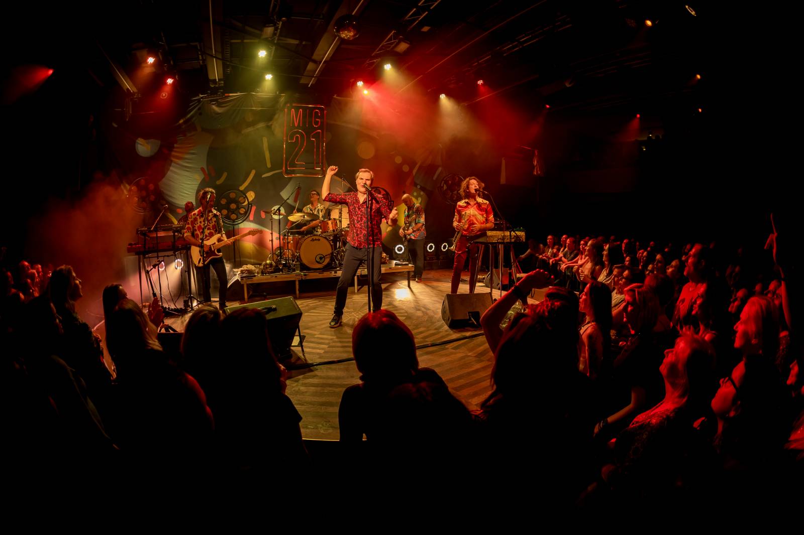 Mig 21 dováděli v Lucerna Music Baru, Jiří Macháček laškoval s fanynkami