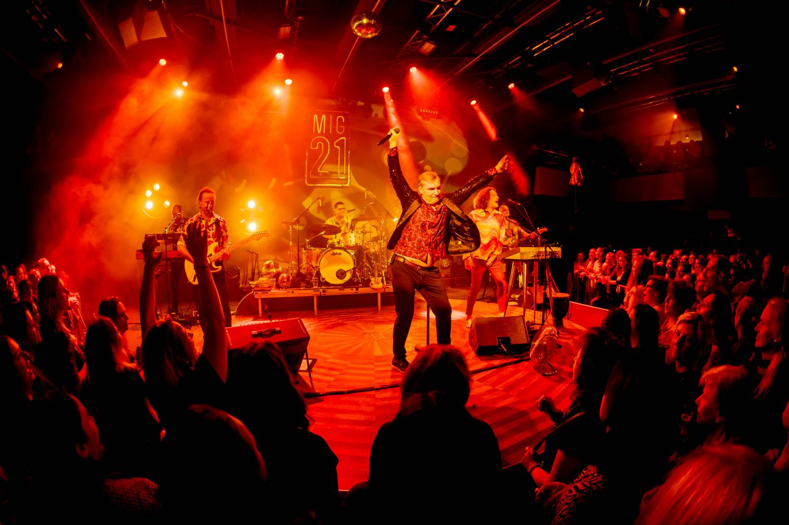 Mig 21 dováděli v Lucerna Music Baru, Jiří Macháček laškoval s fanynkami