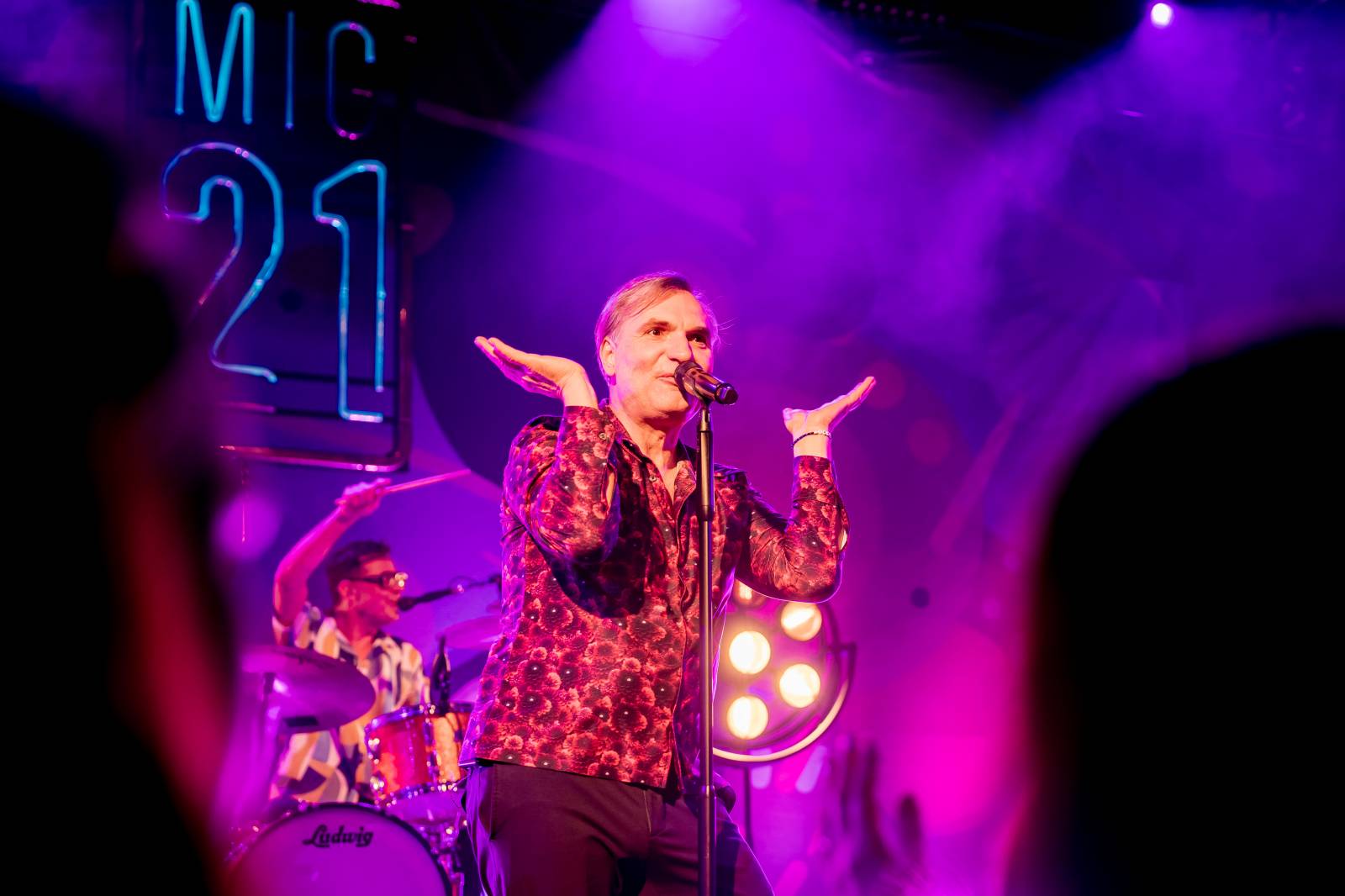 Mig 21 dováděli v Lucerna Music Baru, Jiří Macháček laškoval s fanynkami